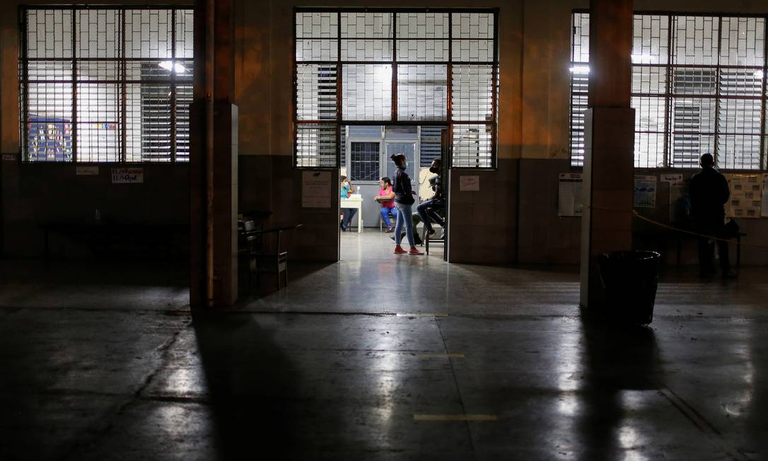 Funcionários aguardam fechamento da seção eleitoral durante votação em Caracas, na Venezuela Foto: LEONARDO FERNANDEZ VILORIA / REUTERS