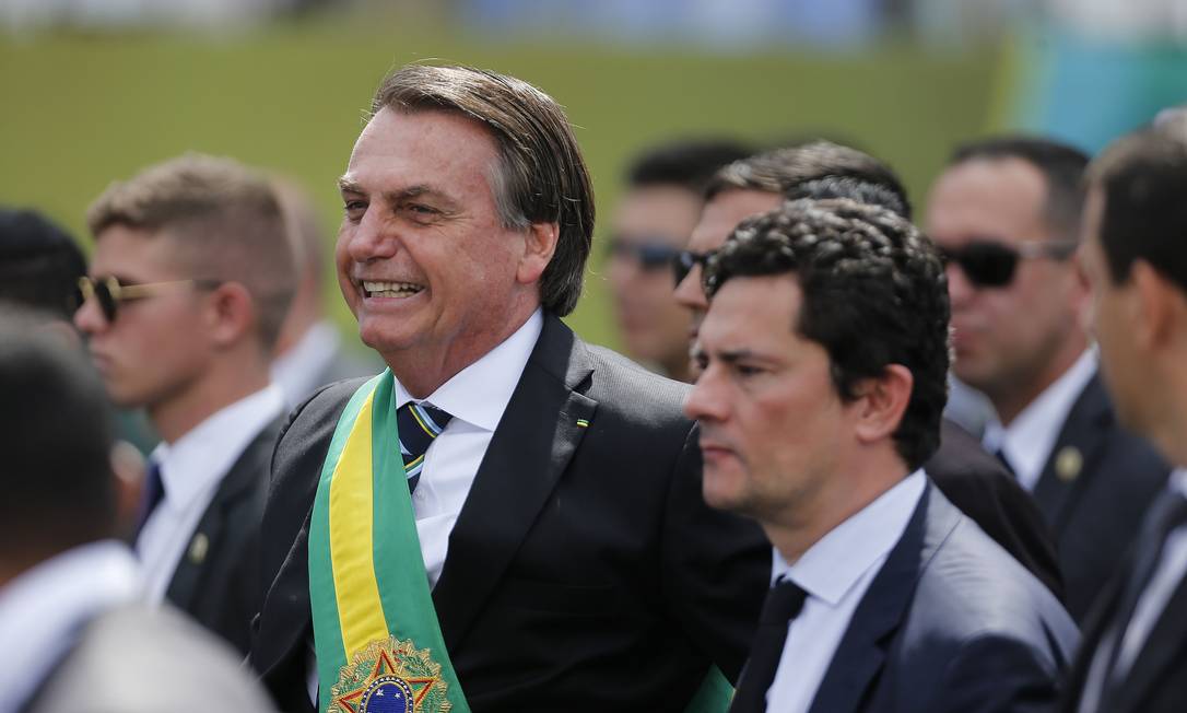 O presidente Jair Bolsonaro e o então ministro Sergio Moro participam de desfile do 7 de Setembro, em Brasília Foto: Jorge William/Agência O Globo/07-09-2019