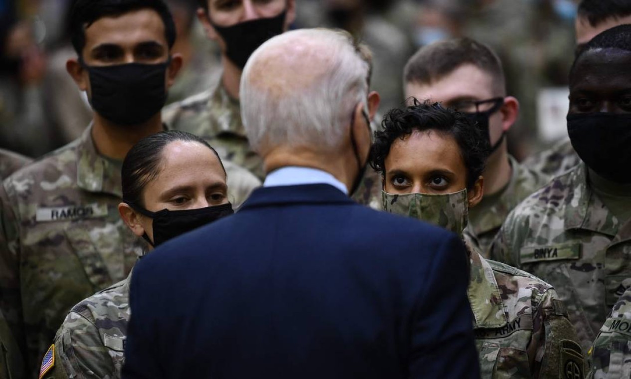 O presidente dos EUA, Joe Biden, cumprimenta os soldados em Fort Bragg para marcar o feriado de Ação de Graças, na Carolina do Norte Foto: BRENDAN SMIALOWSKI / AFP