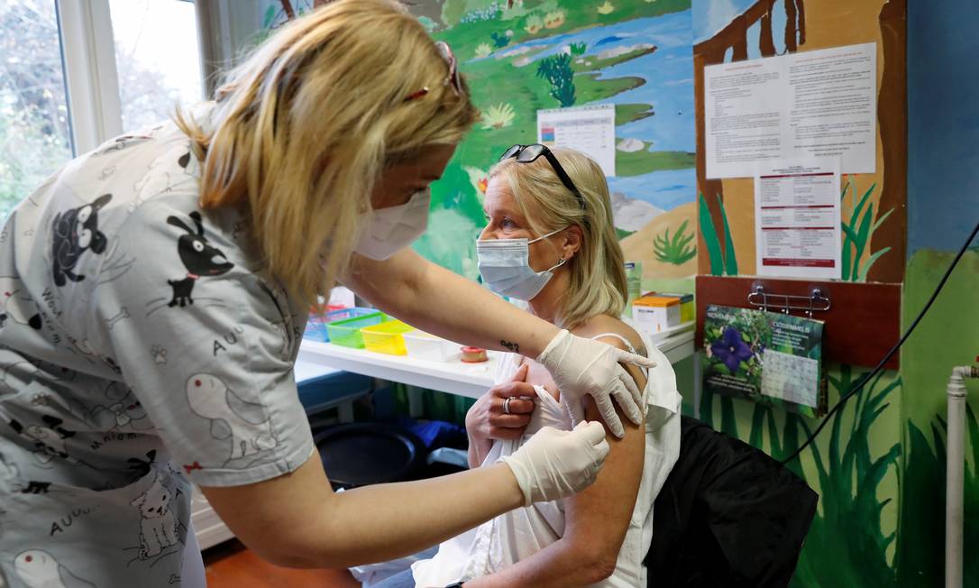 Vacinação em Budapeste: UE discute padronizar combate ao vírus Foto: BERNADETT SZABO / REUTERS