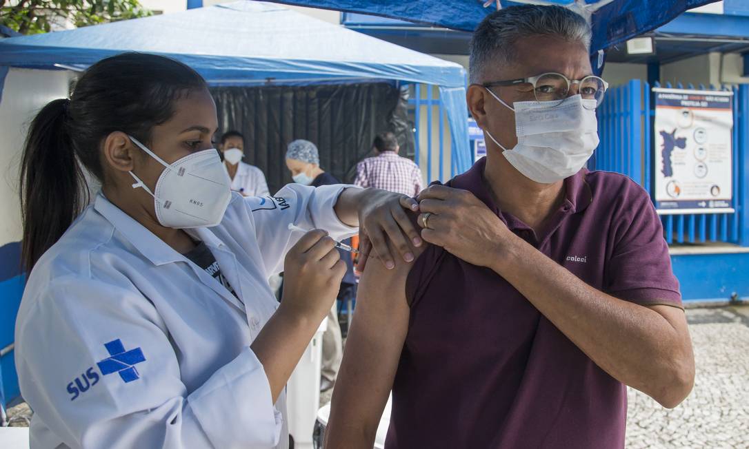 Profissional de saúde aplica terceira dose de vacina em Unidade Básica de Saúde, no bairro Bela Vista, em São Paulo Foto: Edilson Dantas / Agência O Globo