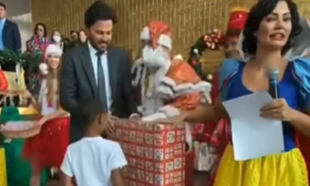 Michelle Bolsonaro se fantasia de Branca de Neve em evento beneficente Foto: Reprodução