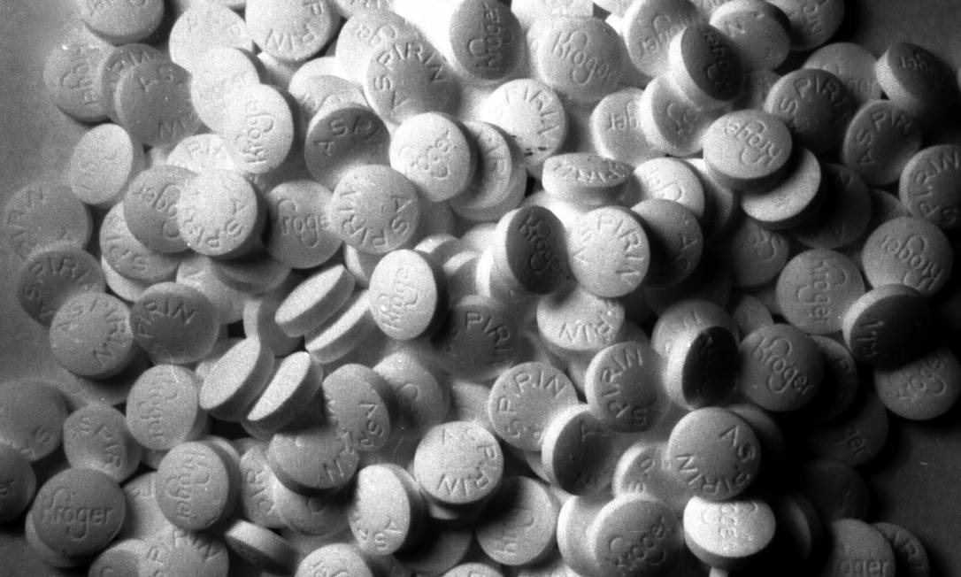 Comprimidos de aspirina; droga é segura para uso ocasional, mas uso diário inspira acompanhamento médico Foto: Mike Steele/CC
