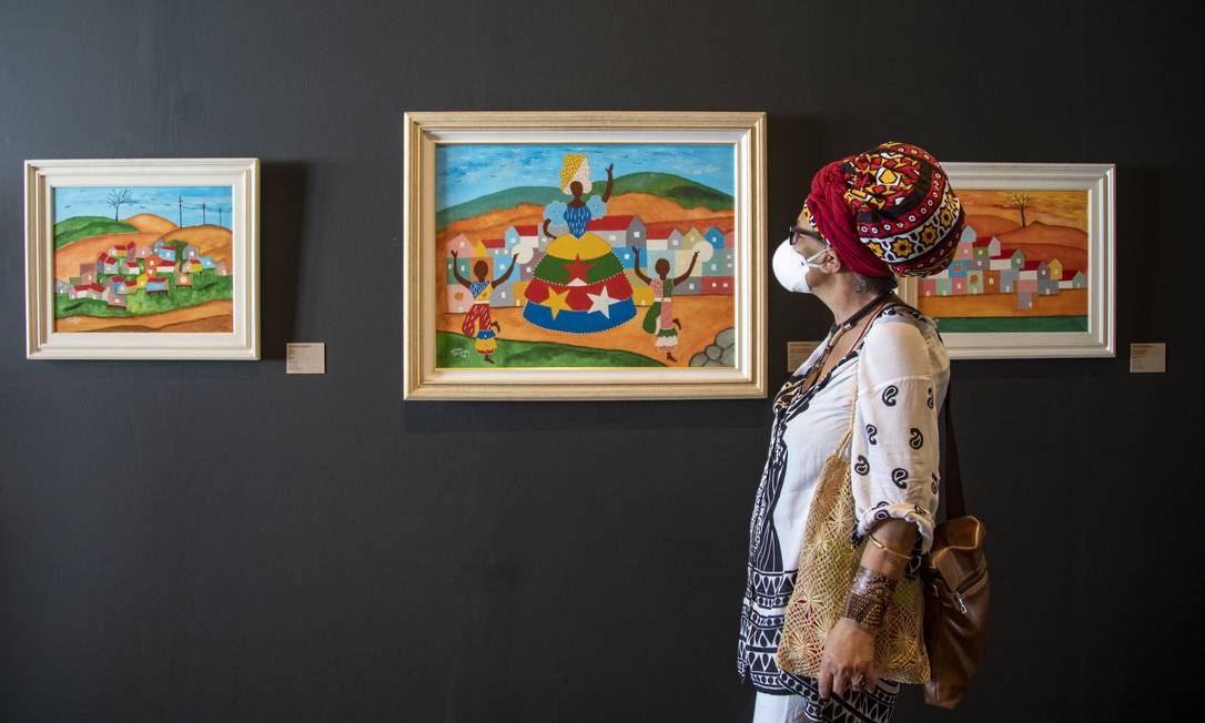 Escritora Vilma Piedade observa telas de Nelson Sargento no recém-inaugurado Museu da História e da Cultura Afro-Brasileira, na Gamboa Foto: Ana Branco / Agência O Globo