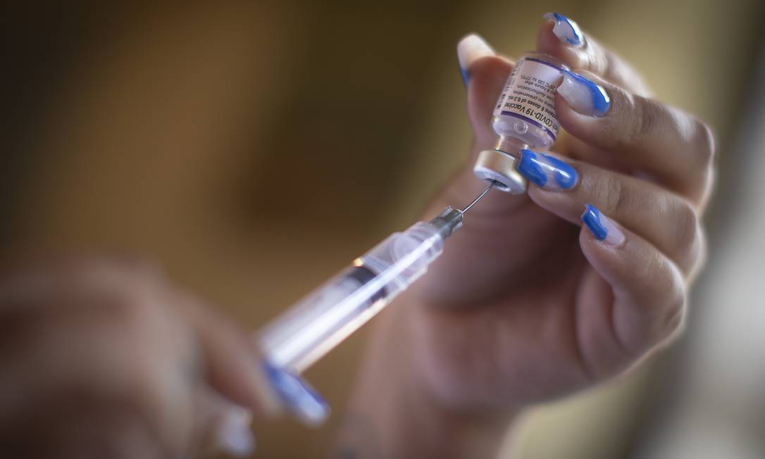 Profissional de saúde manipula seringa com dose de vacina contra Covid-19 Foto: Márcia Foletto / Agência O Globo/15-10-2021