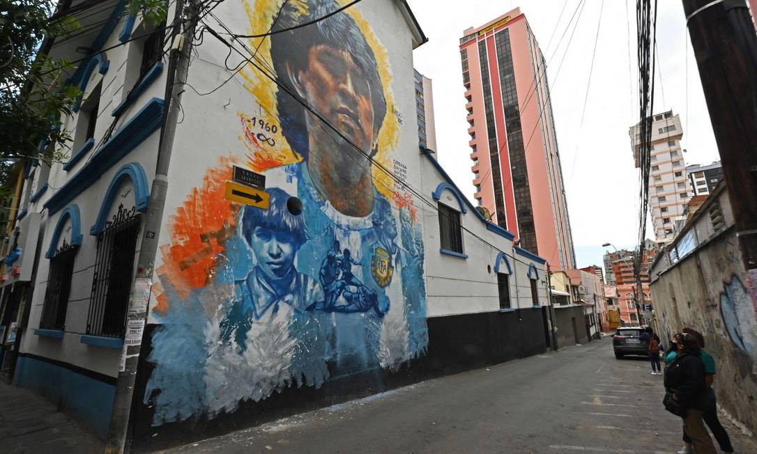 Maradona è ricordato su diversi muri in Argentina, come in questa strada a La Paz, Foto: AIZAR RALDES / AFP