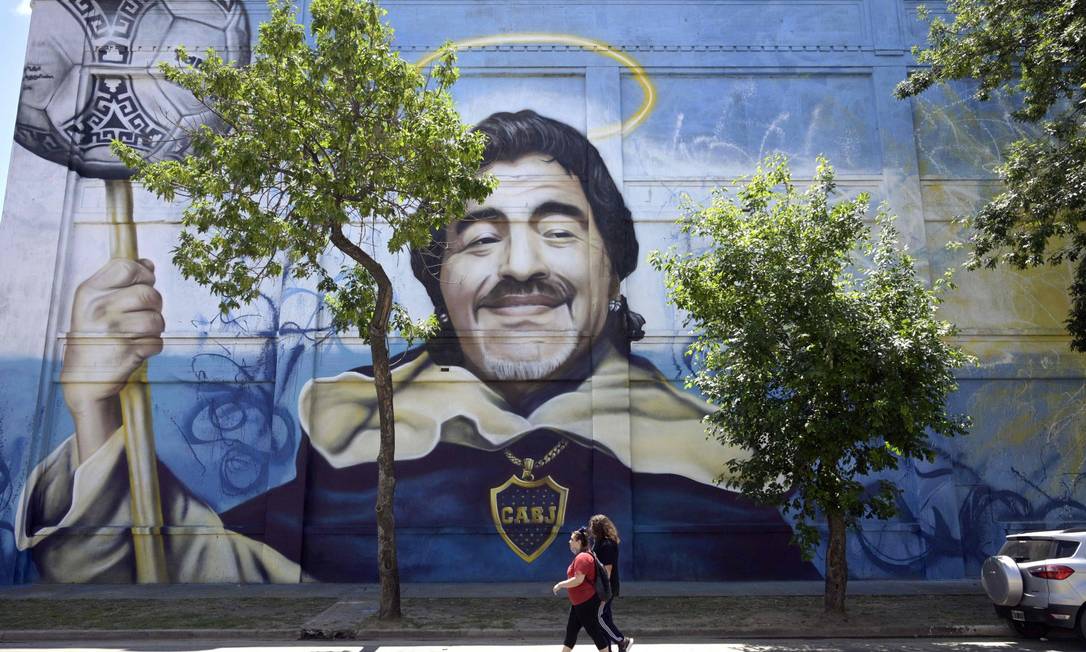Maradona, considerato uno dei più grandi calciatori di tutti i tempi, è visto da Alfredo Segatori, nel quartiere La Boca di Buenos Aires, Foto: Juan Mabromata/AFP