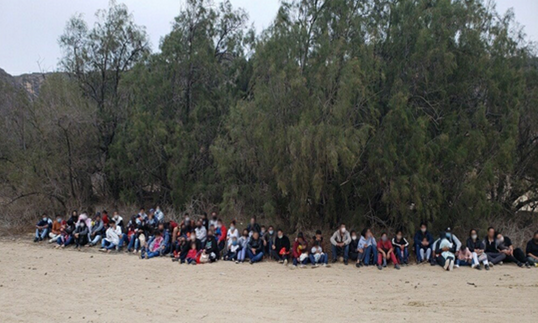 Grupo com imigrantes ilegais brasileiros detidos na fronteira dos EUA com o México Foto: Divulgação