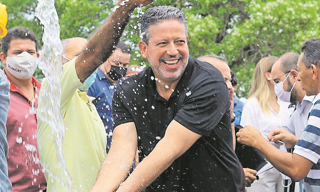 Presidente da Câmara, Arthur Lira, em evento político no interior de Alagoas: adversários reclamam de dificuldades de conseguir verbas na Codevasf Foto: Agência O Globo
