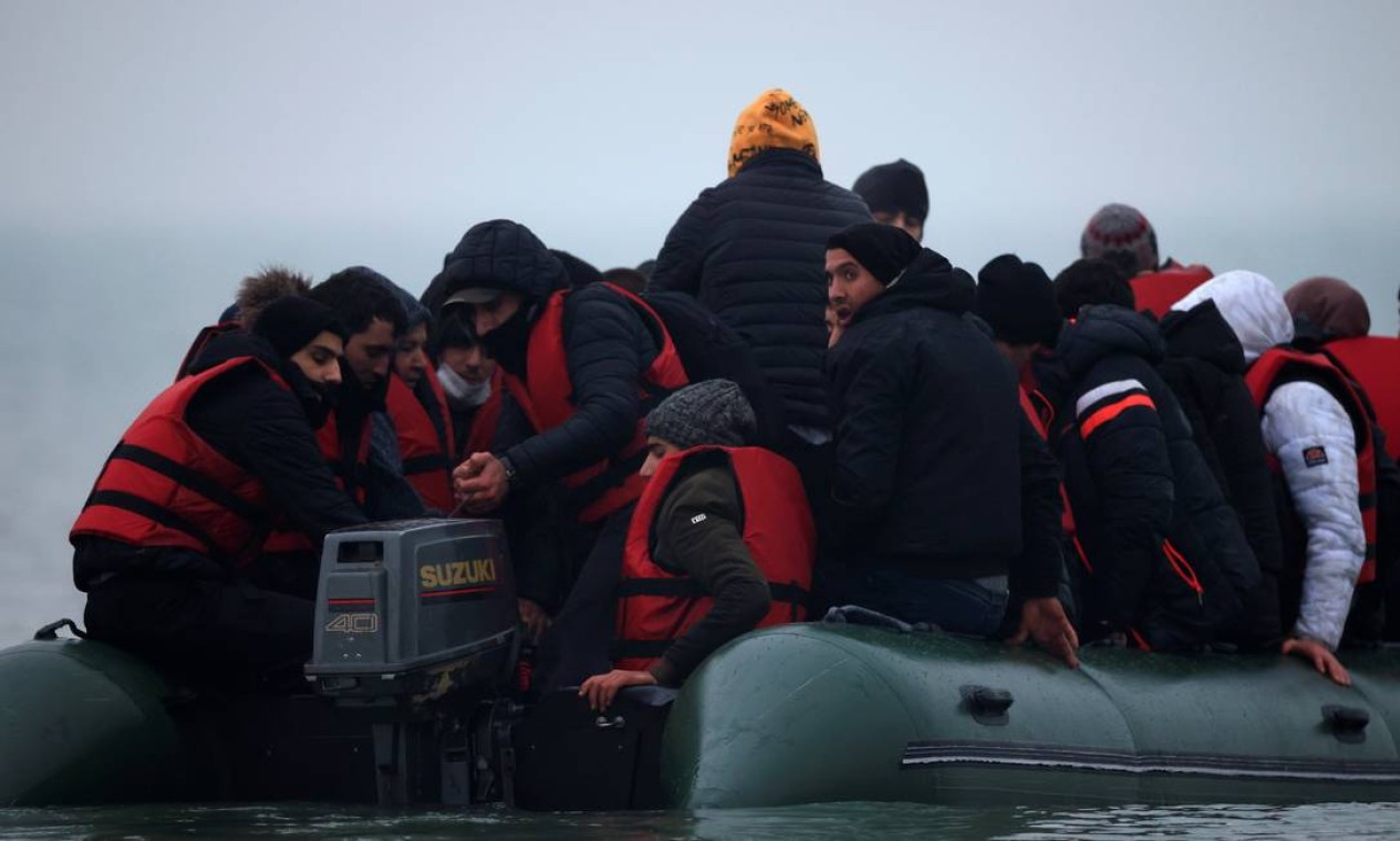 Um grupo de mais de 40 migrantes embarca em um bote inflável, ao deixar a costa do norte da França para cruzar o Canal da Mancha, perto de Wimereux, França Foto: GONZALO FUENTES / REUTERS
