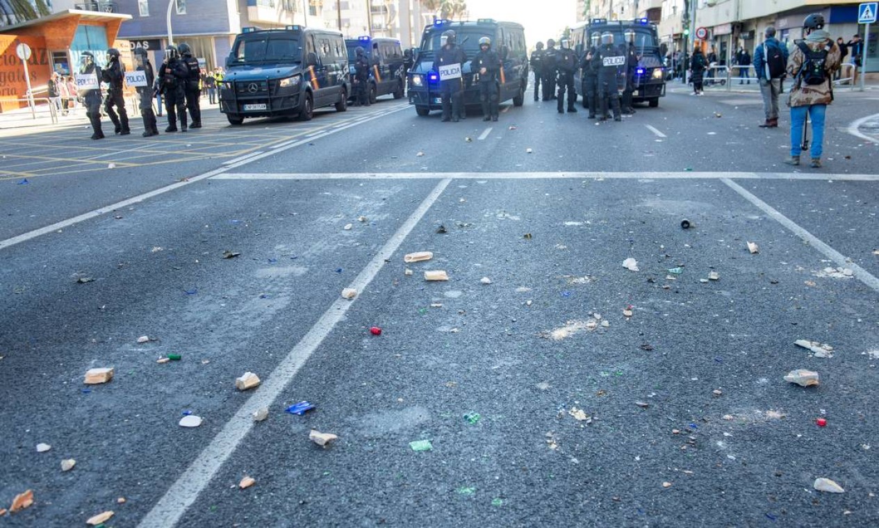 Policiais de choque dispersam protesto de metalúrgicos em greve que exigem salários mais dignos, alinhados com o aumento da taxa de inflação do país, em Cádiz, Espanha Foto: STRINGER / REUTERS