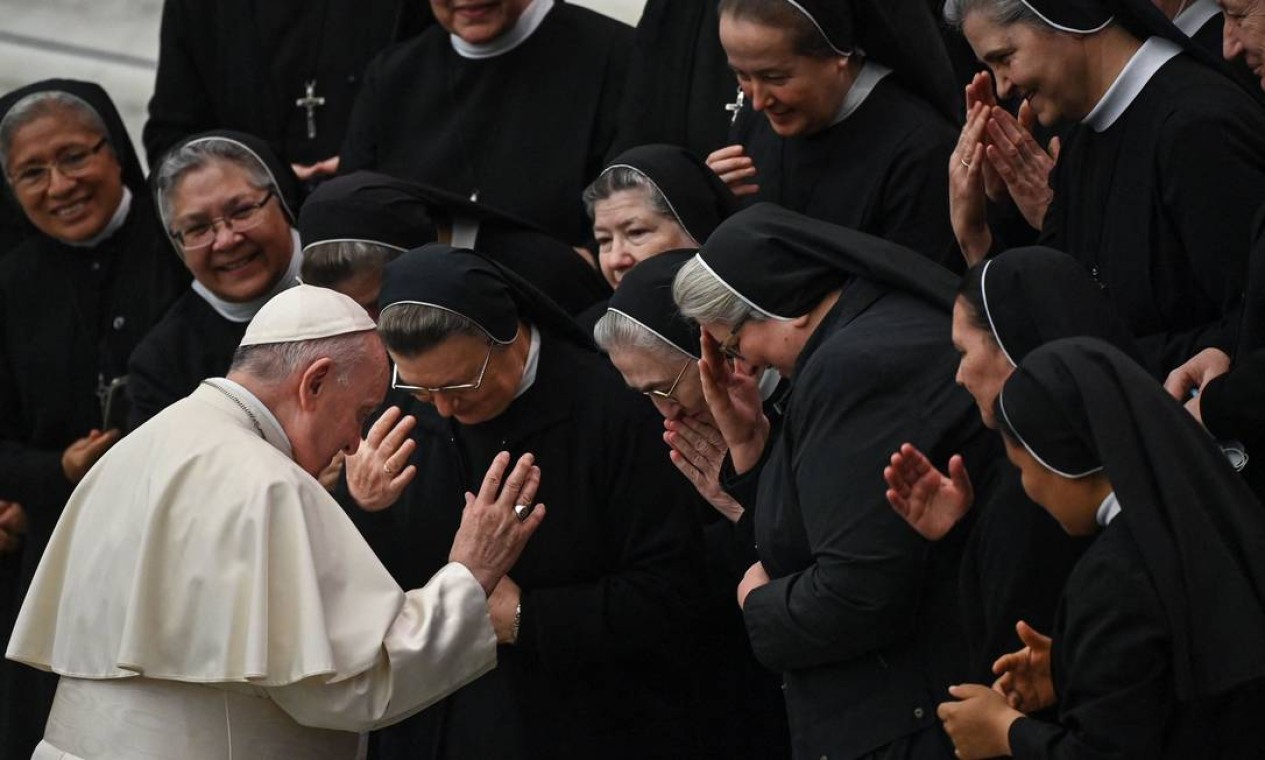 Papa Francisco ora com um grupo de freiras durante a audiência geral semanal, no salão Paulo VI no Vaticano Foto: ANDREAS SOLARO / AFP