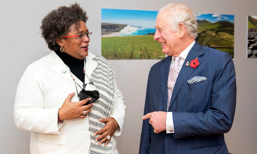 Primeira-ministra de Barbados, Mia Amor Mottley, conversa com príncipe Charles durante a COP26 em Glasgow, na Escócia Foto: POOL / REUTERS