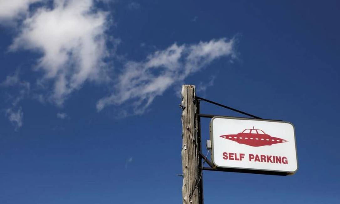Placa turística em Rachel, Nevada, nos EUA, indica que a região seria um estacionamento de OVNIs Foto: Jim Urquhart / REUTES/