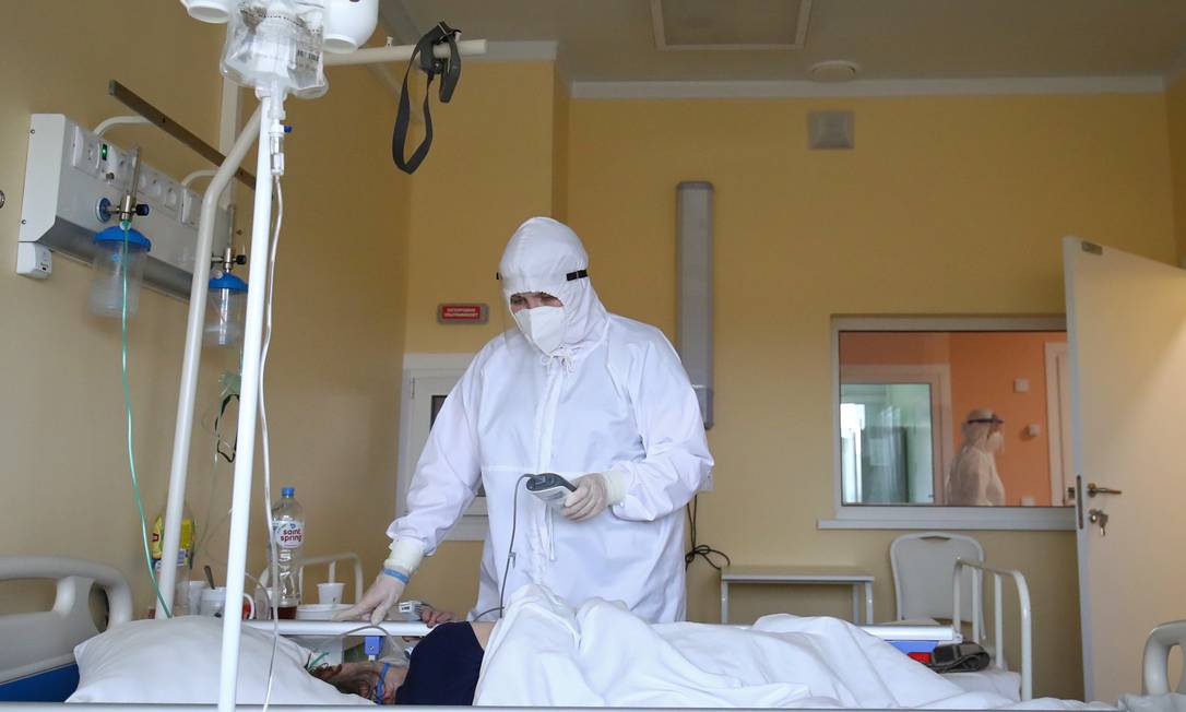 Médico trata paciente infectado com o novo coronavírus na cidade de Kalach-no-Don, na região de Volgogrado Foto: KIRILL BRAGA / REUTERS