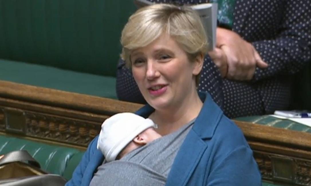 Parlamentar britânica Stella Creasy foi advertida por comparecer à Câmara com seu bebê de 3 meses Foto: Reprodução
