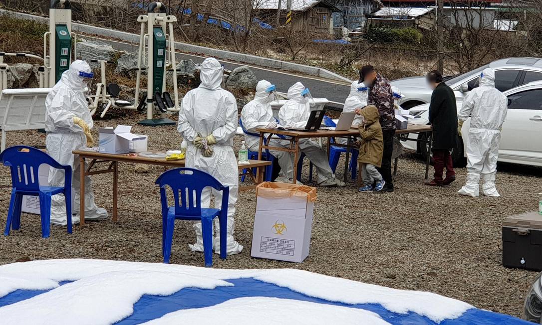 Crentes de seita na cidade de Cheonan, na Coreia do Sul, chegam a posto de testagem de Covid-19 Foto: YONHAP NEWS AGENCY / REUTERS