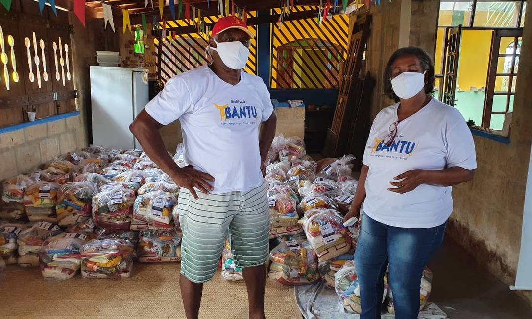 Integrantes do Projeto Bantu, na Bahia, distribuem as cestas básicas arrecadadas pela 'Lembra de Casa' em 2020 Foto: Acervo Lembra de Casa
