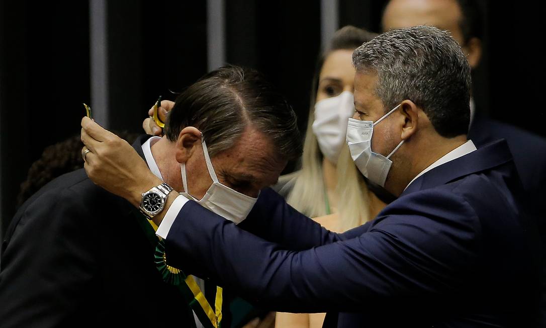 Bolsonaro recebe medalha da Câmara sob aplausos, vaias e gritos de 'genocida' e 'mito' Foto: CRISTIANO MARIZ / Agência O Globo