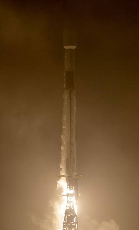 O foguete Falcon 9, da SpaceX, do multibilionário Elon Musk, carrega a espaçonave Dart e decolou por volta das 3h20 desta madrugada da Base da Força Espacial de Vandenberg, na Califórnia Foto: BILL INGALLS / AFP