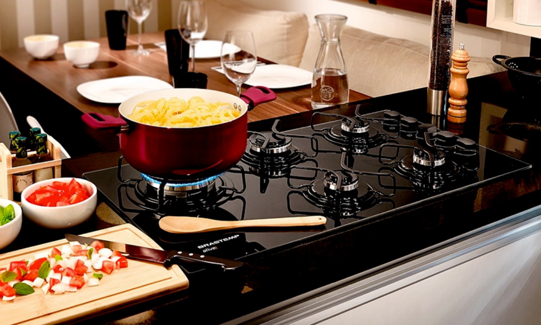 Um cooktop por indução tem maior consumo de energia, na comparação com cooktops elétricos ou a gás. Foto: Reprodução/Brastemp