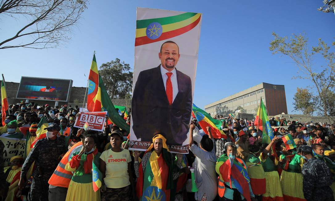 Etíopes com um banner do premier Abiy Ahmed em manifestação de apoio ao governo federal durante conflito contra as regiões de Tigré Foto: Tiksa Negeri / Reuters