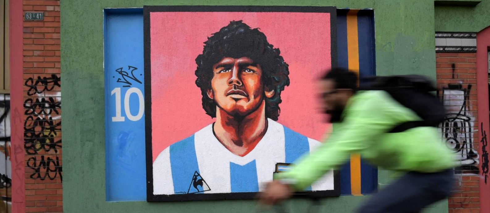 Mural de Maradona em Bogotá: família do craque e advogado estão em pé de guerra Foto: RAUL ARBOLEDA / AFP