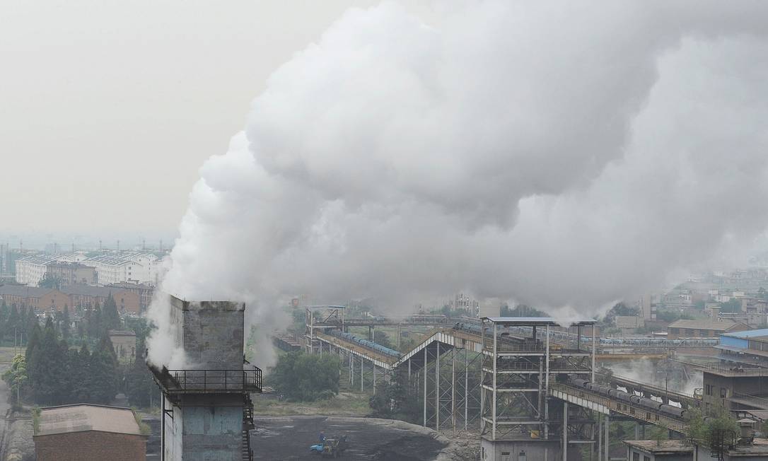 Fumaça sai de chaminé em fábrica de Hefei, na província de Anhui, na China Foto: Jianan Yu / REUTERS