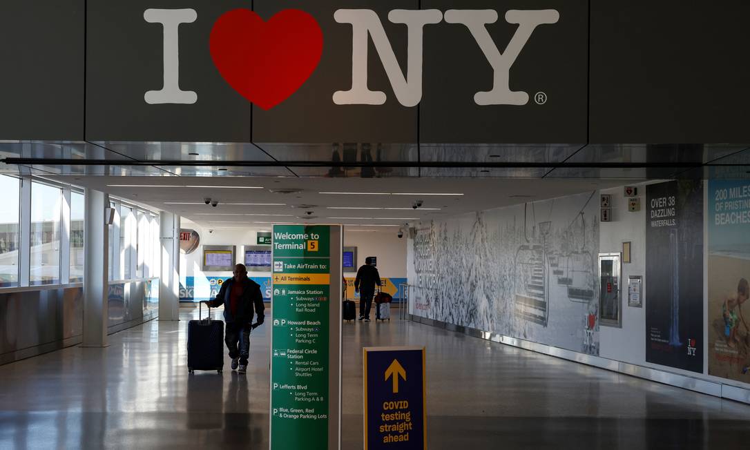 Um dos terminais do aeroporto JFK, em Nova York. Viagens de brasileiros ao exterior aumentaram Foto: Shannon Stapleton / Reuters