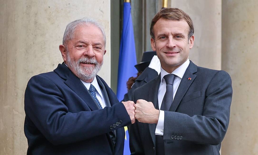 Ex-presidente Lula é recebido pelo presidente francês Emmanuel Macron durante visita a Paris Foto: Ricardo Stuckert / Divulgação