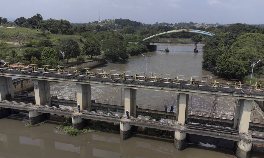 Cedae: comportas da captação de água do Rio Guandu Foto: Márcia Foletto / Agência O Globo