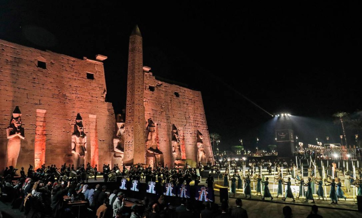 This picture taken on November 25, 2021 shows a general view of the official ceremony opening the "Rams Road" outside the pylon and remaining obelisk at the entrance of the Temple of Luxor (built around 1400 BC) in Egypt's southern city of the same name. The Luxor temple obelisk's twin is currently at Paris' Place de la Concorde. - Egypt on November 25 unveiled in a grandiose night-time ceremony the "Rams Road" (Tareeq al-Kebbash in Arabic), a 2700-metre-long sandstone-paved path lined with ram-headed statues and sphinxes dating over 3000-years-old connecting the Luxor Temple with the Karnak Temple. Named "The Path of God" in Ancient Egyptian mythology, its ram statues -- an embodiment of the ancient Egyptian deity Amun -- were buried for centuries under the sand before being revived and restored for display in recent years. (Photo by Khaled DESOUKI / AFP) Foto: KHALED DESOUKI / AFP