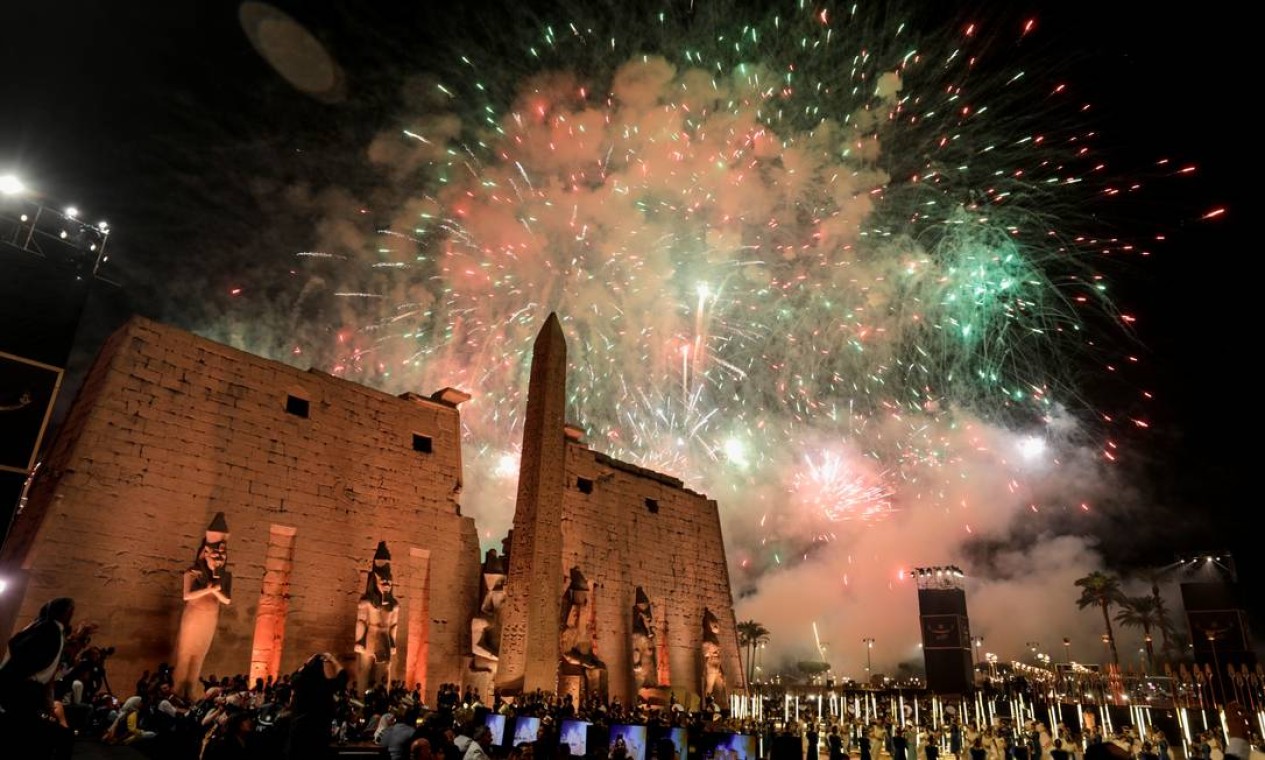 Fireworks explode during the opening ceremony for the restored Avenue of the Sphinxes or Road of the Rams, a 3,000-year-old avenue that connects Luxor Temple with Karnak Temple, in Luxor, Egypt, November 25, 2021. REUTERS/Mohamed Abd El Ghany Foto: MOHAMED ABD EL GHANY / REUTERS