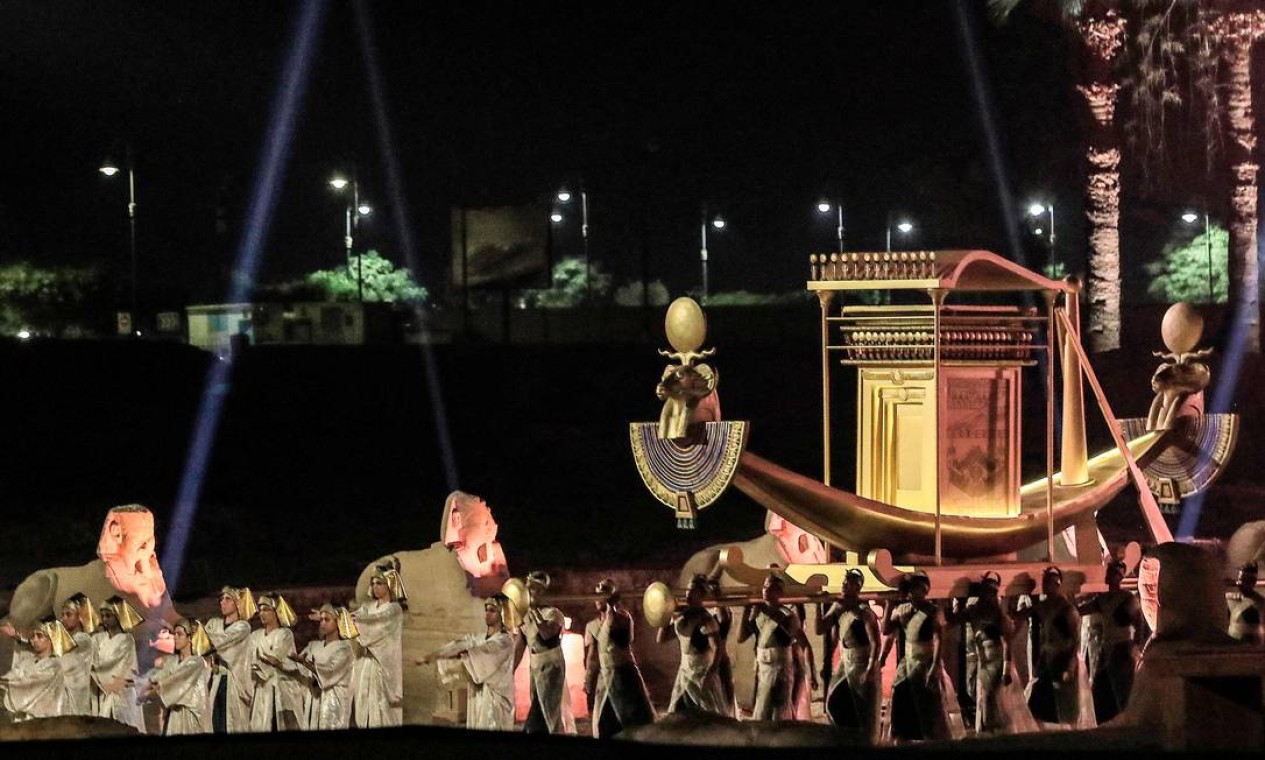 Performers carry a palanquin during the official ceremony opening the "Rams Road" near the Temple of Luxor (built around 1400 BC) in Egypt's southern city of the same name on November 25, 2021. - Egypt on November 25 unveiled in a grandiose night-time ceremony the "Rams Road" (Tareeq al-Kebbash in Arabic), a 2700-metre-long sandstone-paved path lined with ram-headed statues and sphinxes dating over 3000-years-old connecting the Luxor Temple with the Karnak Temple. Named "The Path of God" in Ancient Egyptian mythology, its ram statues -- an embodiment of the ancient Egyptian deity Amun -- were buried for centuries under the sand before being revived and restored for display in recent years. (Photo by Khaled DESOUKI / AFP) Foto: KHALED DESOUKI / AFP