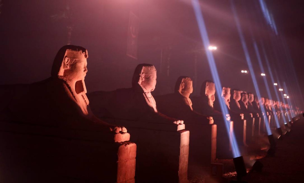 The restored Avenue of the Sphinxes or Road of the Rams, a 3,000-year-old avenue that connects Luxor Temple with Karnak Temple, is seen during its opening ceremony, in Luxor, Egypt, November 25, 2021. REUTERS/Mohamed Abd El Ghany Foto: MOHAMED ABD EL GHANY / REUTERS