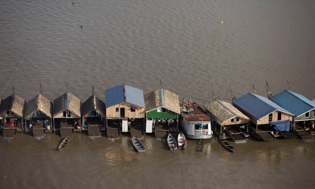 Cientos de embarcaciones de excavación operadas por mineros ilegales en el Adas en el estado de Amazonas, con oro que fluye hacia el río Madeira, un importante afluente del río Amazonas Foto: Bruno Kelly / Reuters