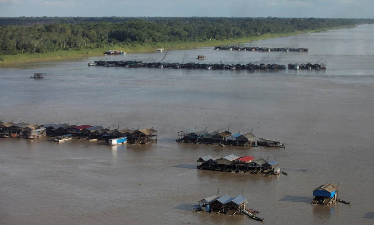 Canoas, barcos e casas flutuantes alinhadas em trecho do Rio Madeira que se tornou o novo ponto de garimpo ilegal no Amazonas Foto: BRUNO KELLY / REUTERS