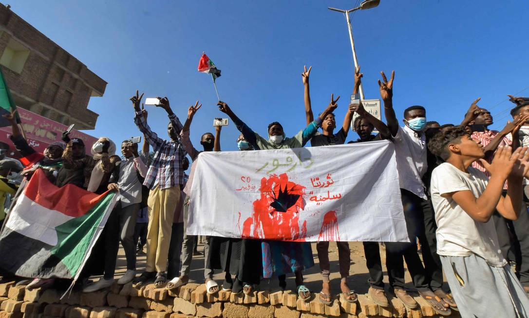 Sudaneses protestam em Ondurmã, a maior e mais populosa cidade do Sudão, contra acordo entre militares que deram golpe no país e primeiro-ministro Foto: - / AFP
