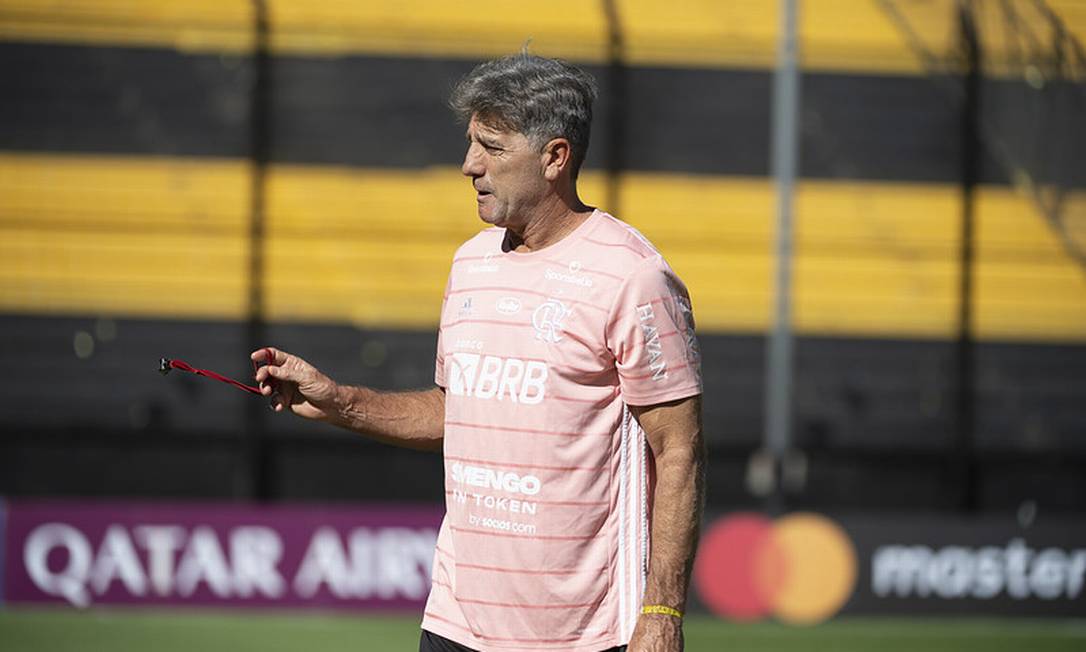 Renato comanda treino no Uruguai Foto: Alexandre Vidal / Alexandre Vidal
