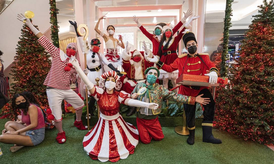 De surpresa. Papai Noel com personagens da parada de Natal do Shopping Leblon: apresentações ocorrem nos fins de semana Foto: Divulgação/Bruno Ryfer