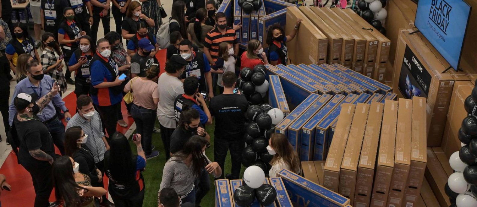 Consumidores em busca de TVs na Black Friday de loja de departamentos em São Paulo Foto: NELSON ALMEIDA / AFP/25-11-2021