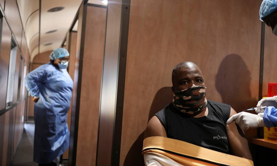 Homem é vacinado contra a Covid-19 na África do Sul Foto: SIPHIWE SIBEKO / REUTERS