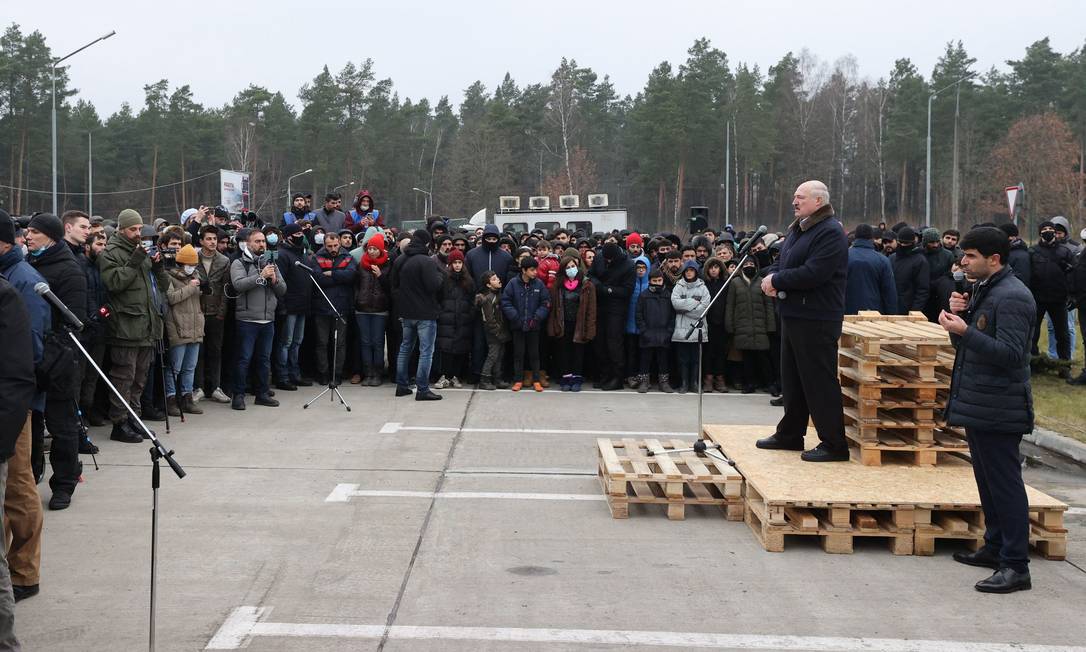 O presidente bielorrusso, Alexander Lukashenko, visita centro de imigrantes em Bruzgi, na fronteira com a Polônia Foto: MAXIM GUCHEK / AFP