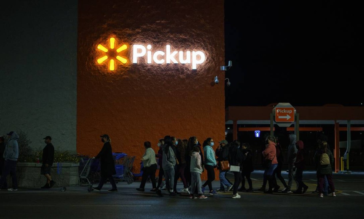 Consumidores fazem fila no início da manhã para economizar na Black Friday fora de uma loja do Walmar Foto: PAUL RATJE / AFP