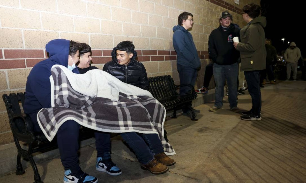 Jovens passam a madrugada em frente à megaloja Best Buy, em Westminster, Colorado, nos EUA, para aproveitar as ofertas da Black Friday Foto: Michael Ciaglo / AFP