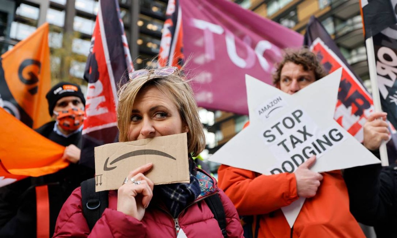 Ativistas da Extinction Rebellion bloquearam mais de uma dúzia de centros de distribuição da gigante do varejo online Amazon na Grã-Bretanha no que eles convocaram protestos de vendas globais coordenados da Black Friday Foto: TOLGA AKMEN / AFP