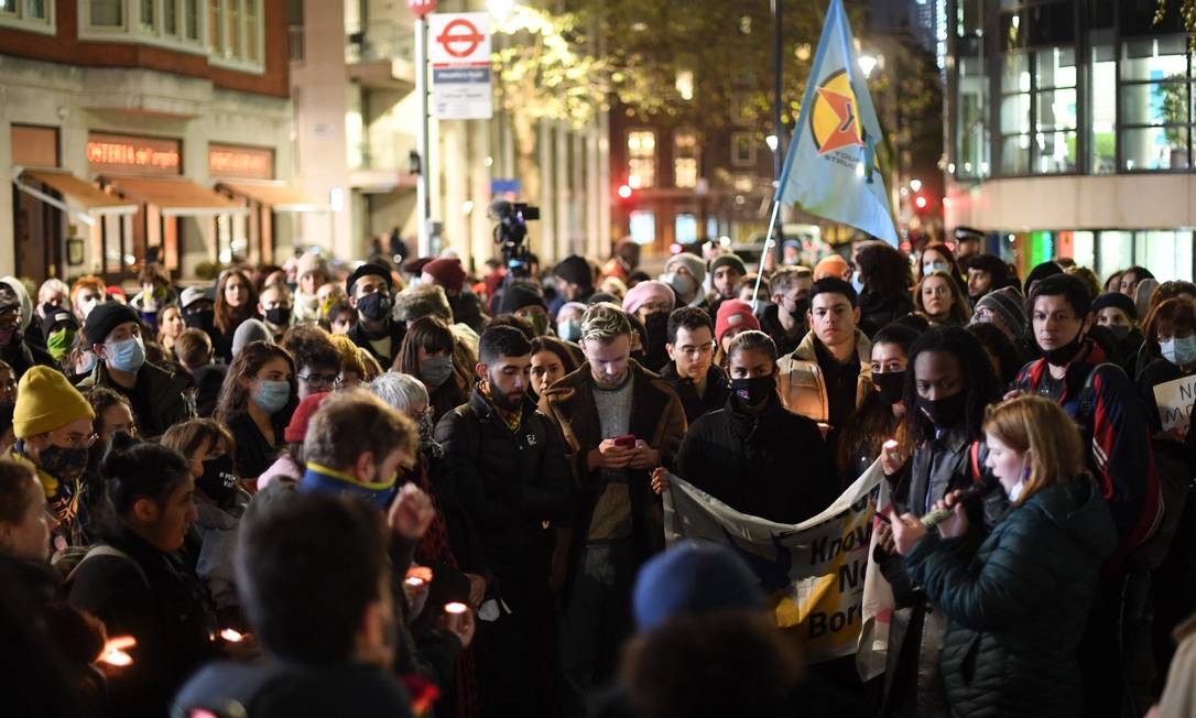 Após naufrágio no Canal da Mancha, manifestantes protestam em Londres contra a política britânica para imigrantes Foto: DANIEL LEAL / AFP/25-11-2021