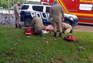 Vítima é socorrida pelo Corpo de Bombeiros Foto: Reprodução/Redes sociais