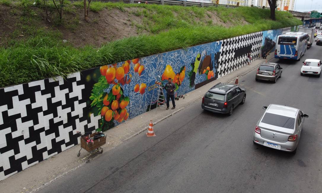 
Painés foram pintados nas laterais do viaduto da RJ-104 que corta o bairro do Alcântara, em São Gonçalo
Foto:
/
Divulgação/Ademir Júnior

