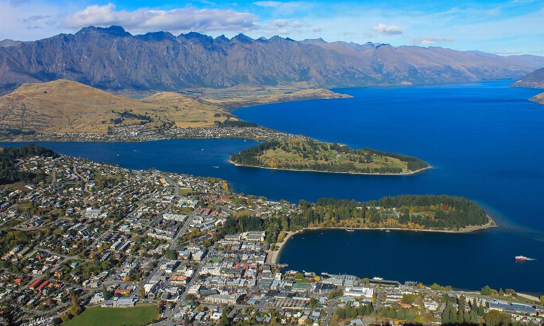 A cidade de Queenstown, na Nova Zelândia, vista do alto Foto: Vera Araújo / Agência O Globo